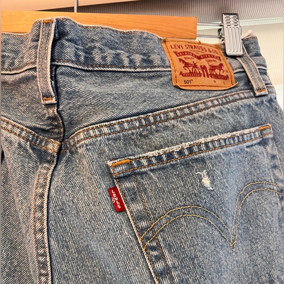 Levis 501 distressed light wash denim - Picture 13 of 14